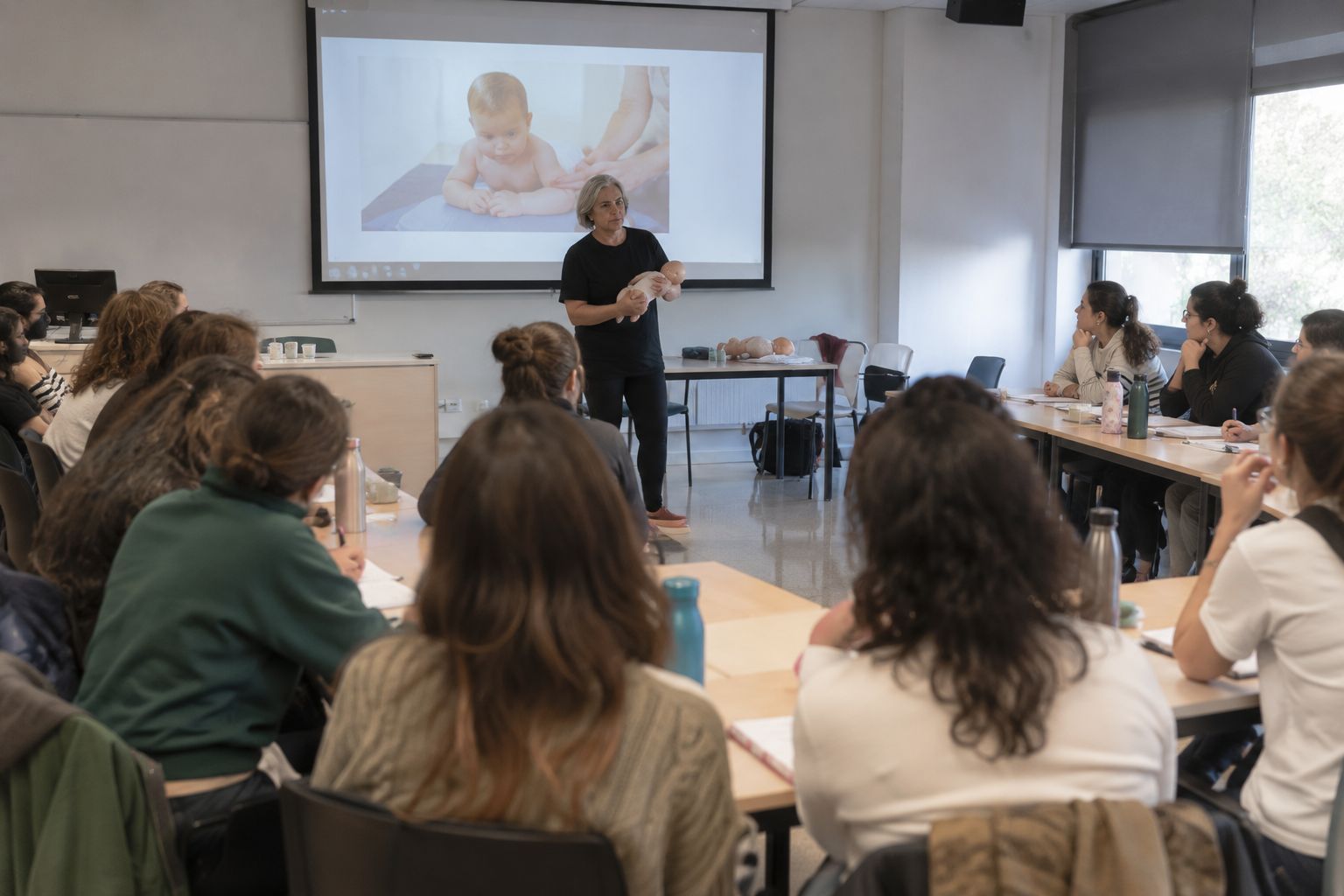 Representación ilustrativa generada mediante IA de una formación dirigida a profesionales. La escena es ficticia.