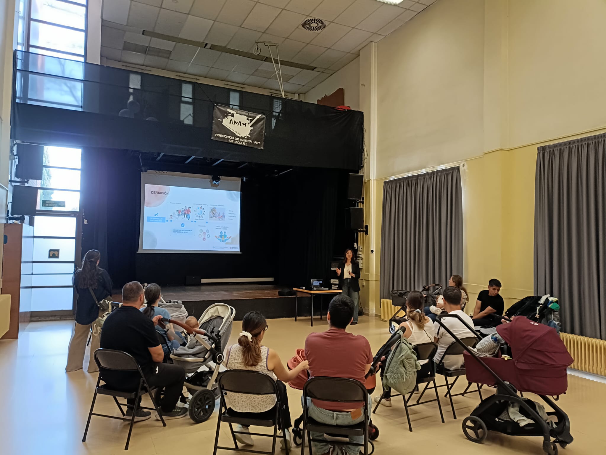 Ascen presentando la charla